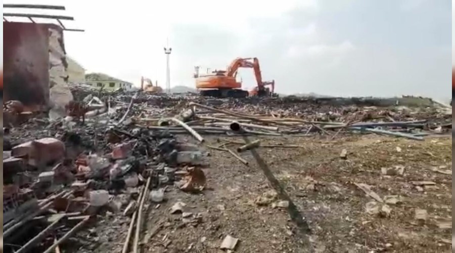 Havai fişek fabrikası enkaza döndü