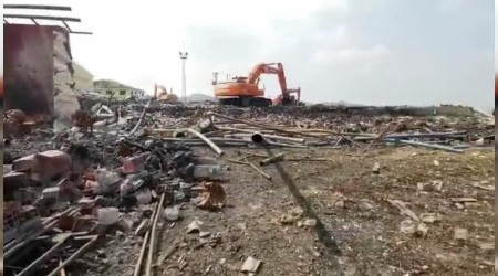 Havai fişek fabrikası enkaza döndü