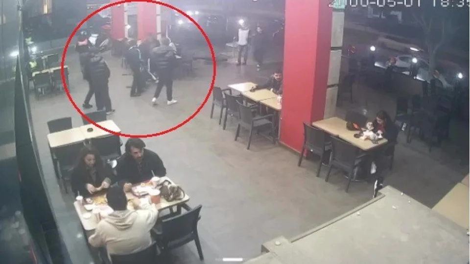 Hi� tan�mad�klar� genci 'Neden bak�yorsun' diye darp ettiler