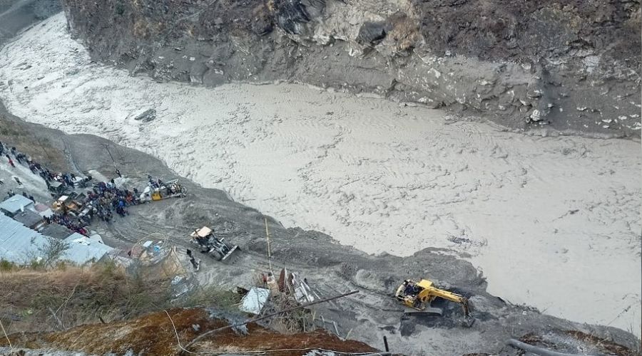 Hindistan'daki sel felaketinde 7 ki�inin cans�z bedenine ula��ld�