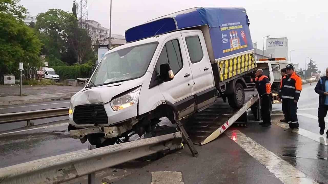 İBB'ye ait araç, bariyere ok gibi saplandı