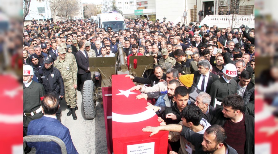 İdlib şehitlerini binler uğurladı