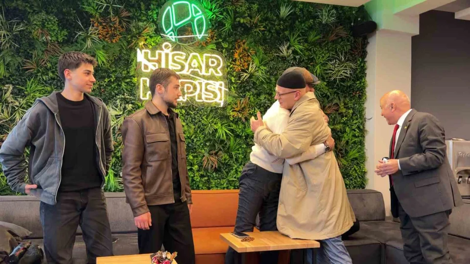 �ki Alman gen� �slamiyet'i se�ti