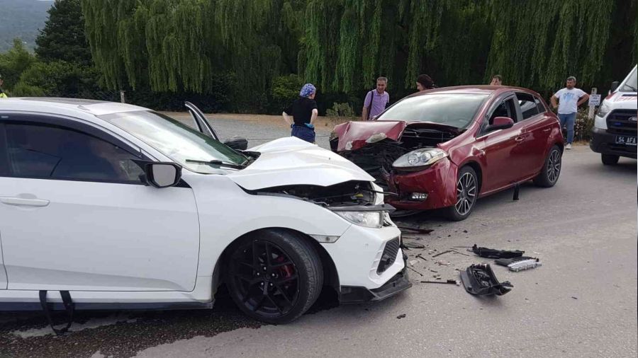 İki otomobil kafa kafaya çarpıştı: 5 yaralı