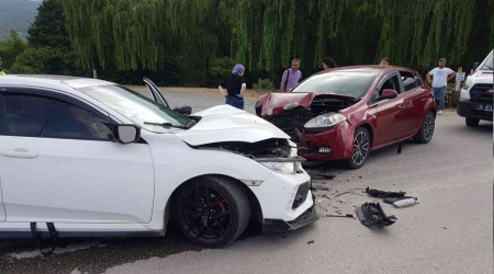 İki otomobil kafa kafaya çarpıştı: 5 yaralı