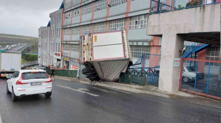 İkitelli'de tır bir işyerinin bahçesine uçtu