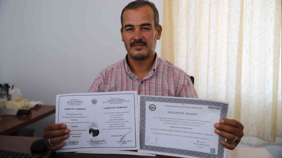 İlkokulda görev yapan doçent unvanlı tek öğretmen