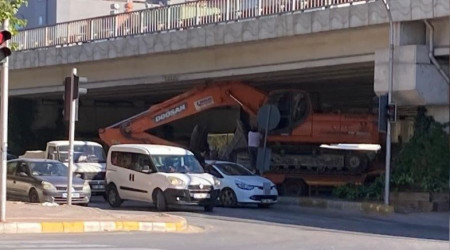 İş makinesi üst geçide sıkıştı