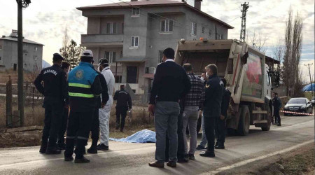 İşçi çöp kamyonunun altında kaldı