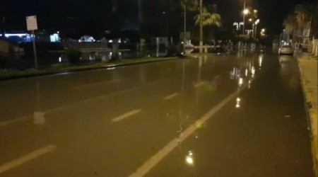 İskenderun'da deniz yükseldi, caddeler suyla doldu