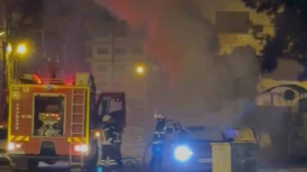 �skenderun'da seyir halindeki otomobil alev alev yand�