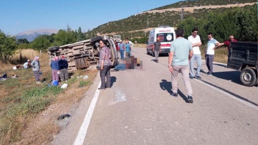 Isparta'da minib�s ile pat pat �arp��t�: 1 �l�, 12 yaral�