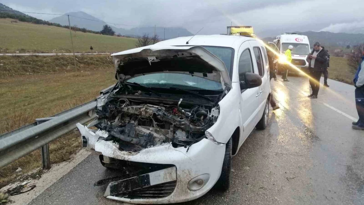Isparta'daki kazada 2 polis yaralandı