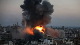 İsrail ordusu Gazze'nin orta kesiminde bir binayı bombaladı
