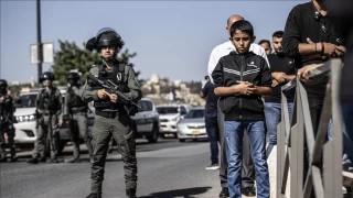 İsrail'in Mescid-i Aksa'ya sokmadığı Müslümanlar sokakta namaz kılıyor