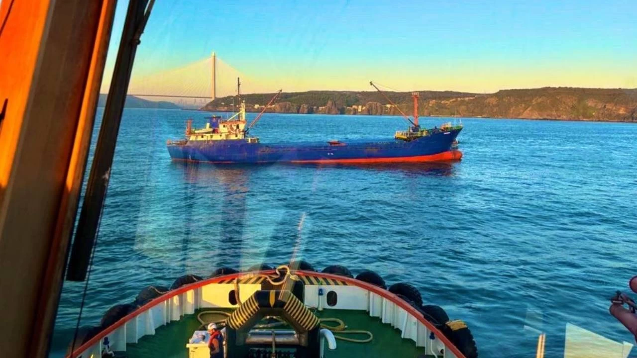 �stanbul Bo�az�'nda gemi trafi�i �ift y�nl� olarak ask�ya al�nd�