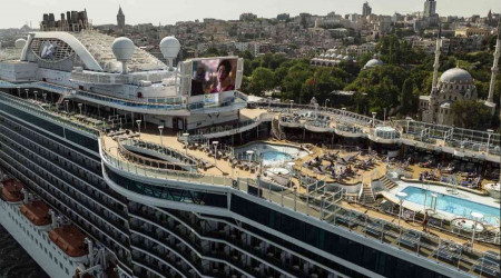İstanbul manzaralı dev gemide sinema keyfi