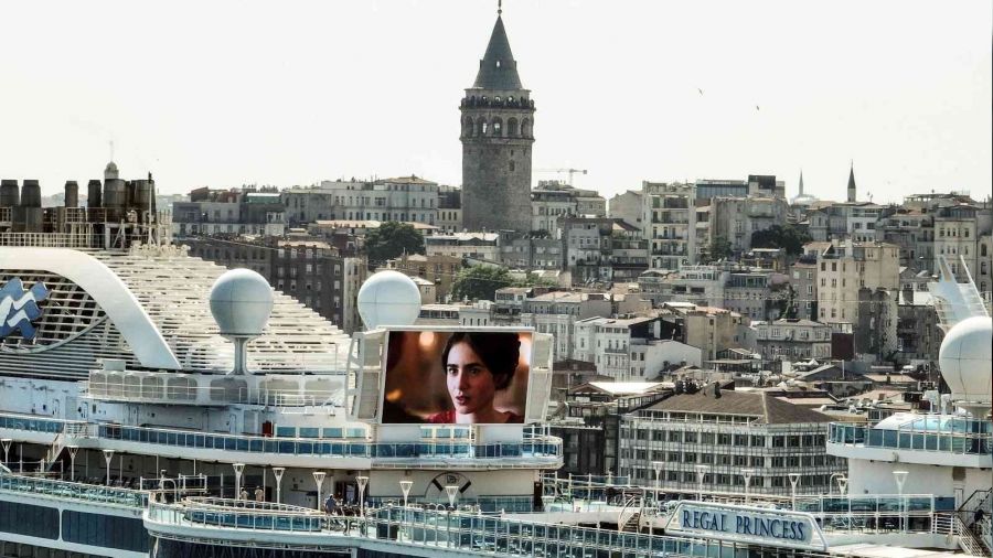 İstanbul manzaralı dev gemide sinema keyfi