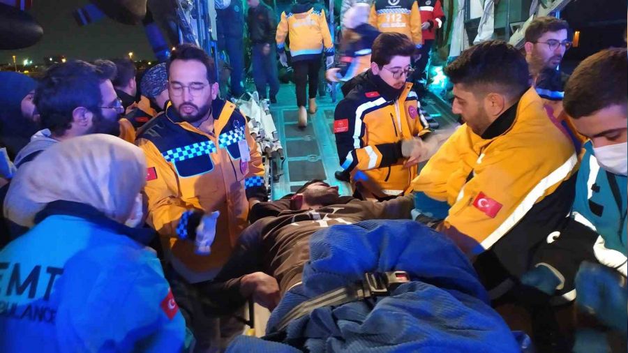 �stanbul'a deprem b�lgelerinden 51 yaral� getirildi