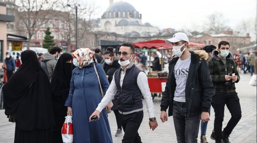 �stanbul'da kalabal�k yerlerde tedbirlerine uyulmuyor