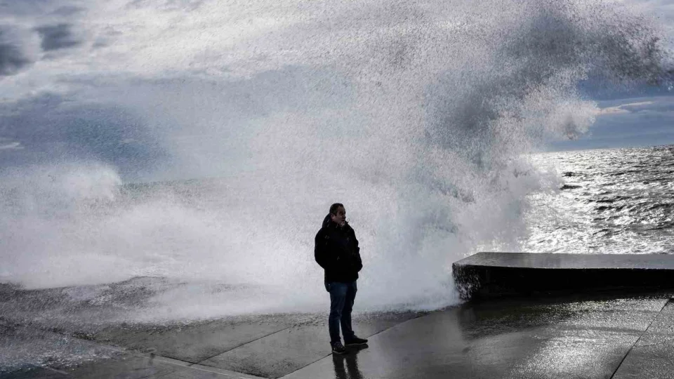 �stanbul'da lodos etkili oldu: Dev dalgalar sahili kaplad�