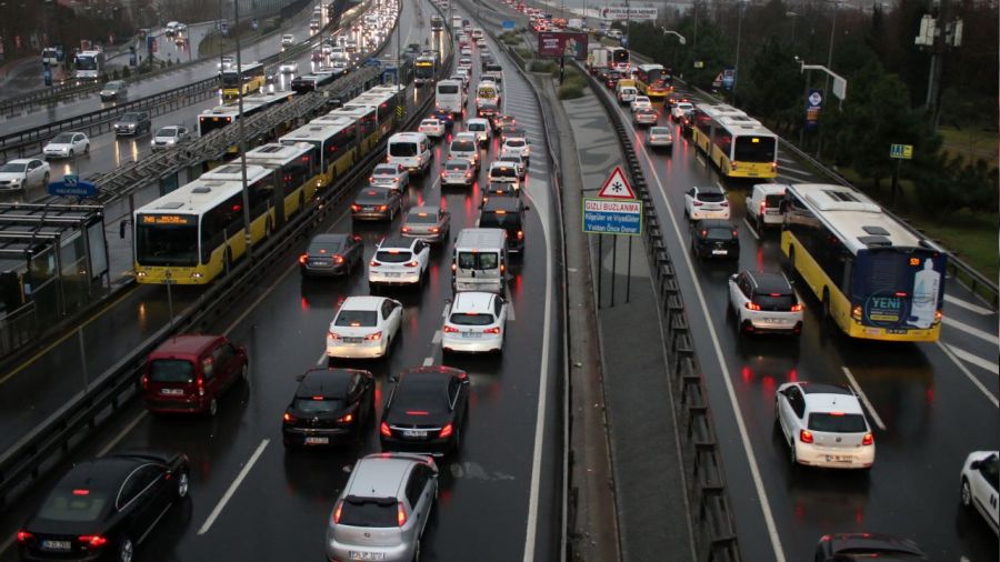�stanbul'da sa�anak ya��� trafi�i etkiledi