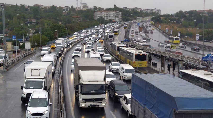 İstanbul'da yağışın etkisiyle trafik yoğunluğu arttı