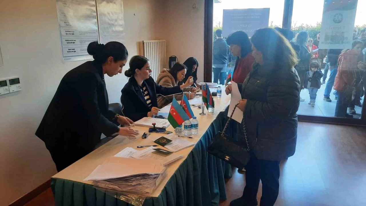 İstanbul'daki Azerbaycanlılar sandık başına gitti