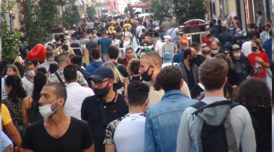 İstiklal Caddesi'nde insan seli