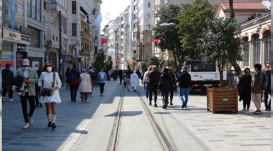�stiklal Caddesi'ndeki kalabal�k k�s�tlama sonras� yine ayn�