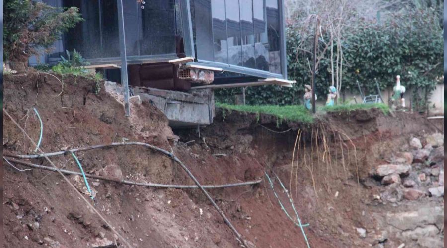 İstinat duvarı çöktü