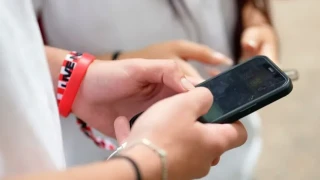 İtalya'da yapılan bir araştırmada, sosyal medyayı daha erken yaşta kullanmaya başlayan öğrencilerin, diğerlerine kıyasla, okuldaki bazı derslerde daha düşük performans gösterdiğine işaret edildi