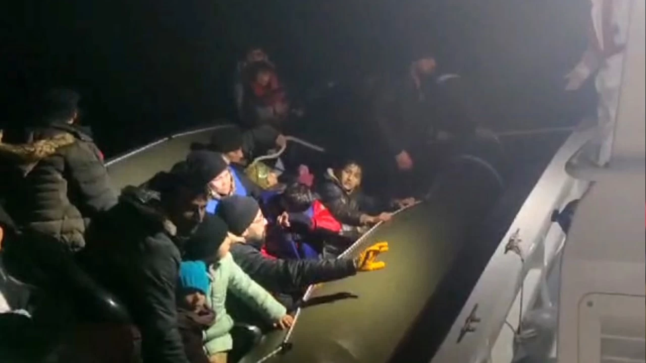 İzmir açıklarında göçmen hareketliliği: 100 göçmen karaya çıkartıldı