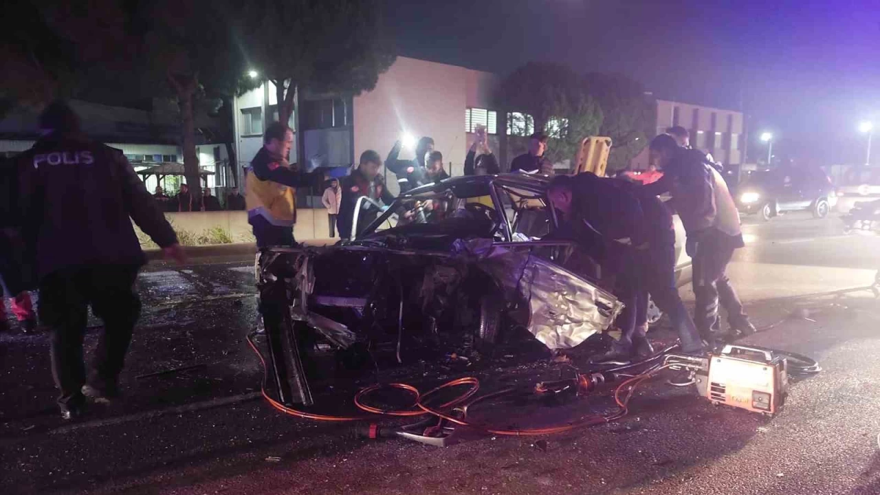 �zmir'de 2 otomobil �arp��t�: 1 �l�