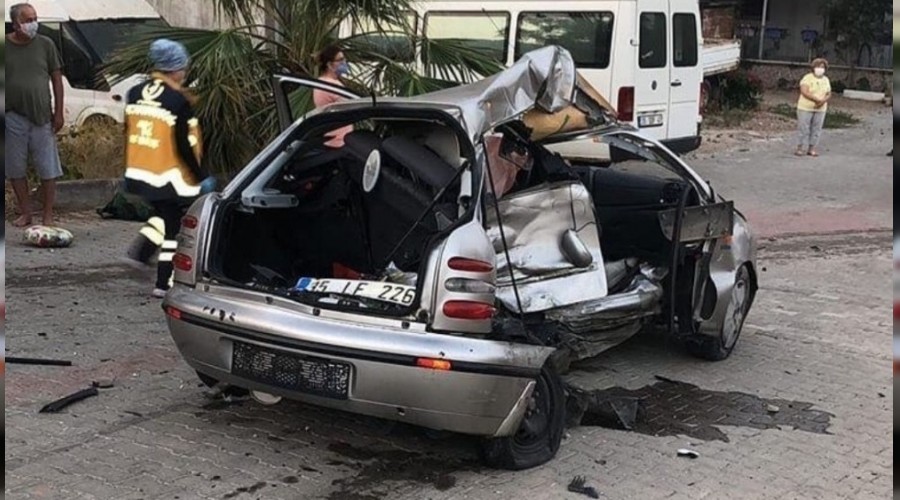 İzmir'de feci kaza: 2 ölü, 2 yaralı