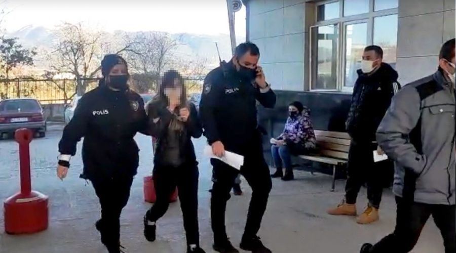 �zmir'de g�zalt�na al�nan PKK'l�, gazetecileri tehdit etti