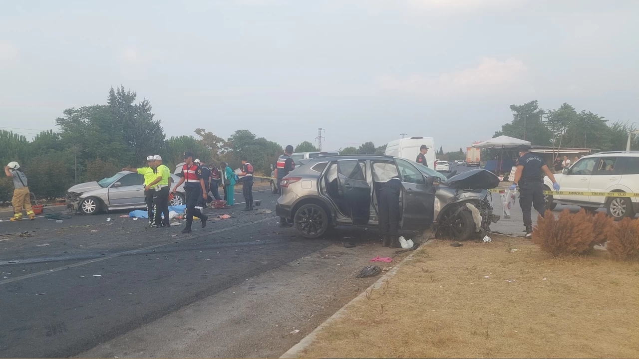 �zmir'de iki otomobil �arp��t�, 2 ki�i �ld�, 3 ki�i yaraland�