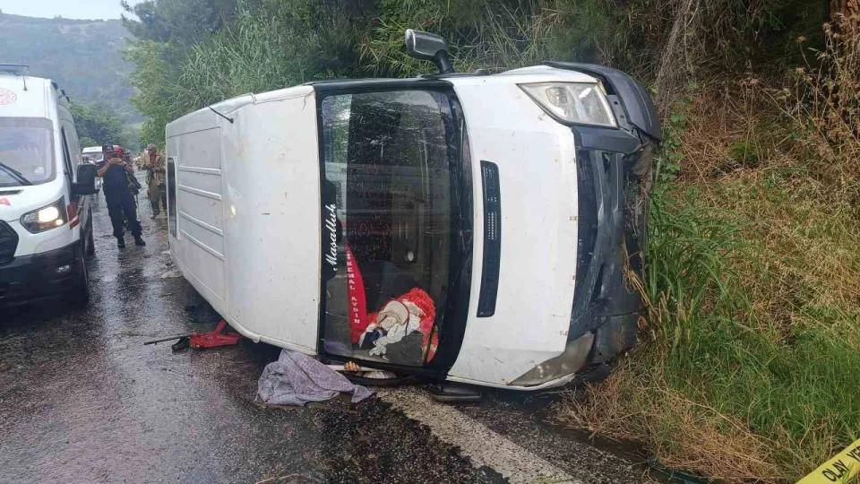 �zmir'de i��i servisi devrildi: 1 �l�, 2'si a��r 10 yaral�