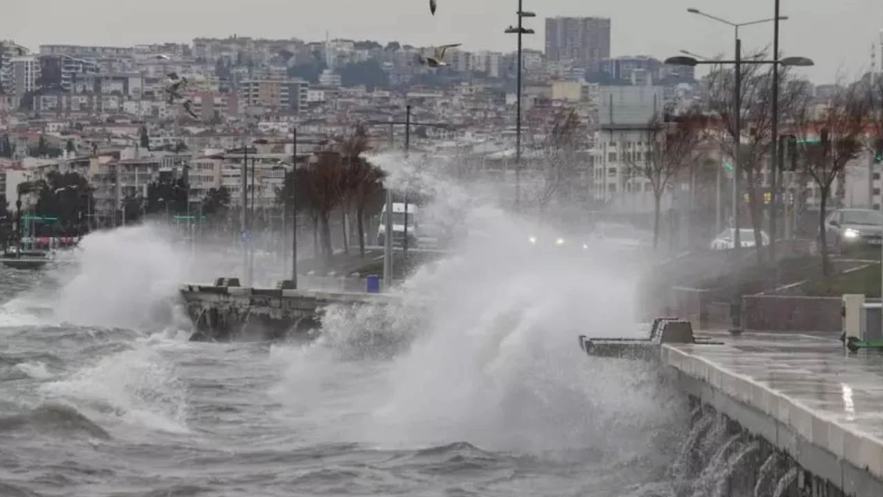 �zmir'de kuvvetli r�zgar ve sa�anak hayat� olumsuz etkiliyor