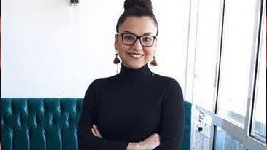 �zmirli avukat evinde ba��ndan vurulmu� halde �l� bulundu