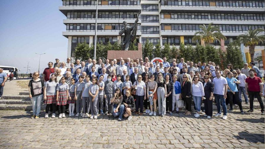 İzmirli gazeteciler Hasan Tahsin'i andı