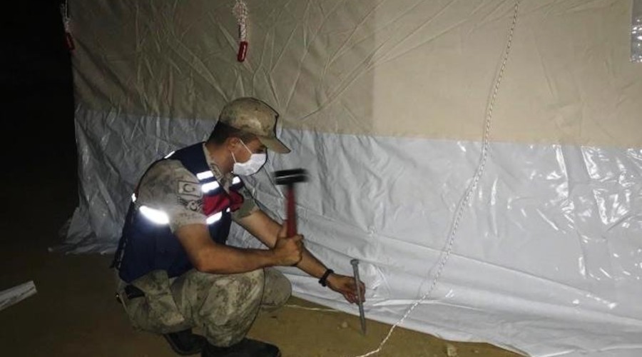 Jandarma deprem bölgesinde çadır kurdu