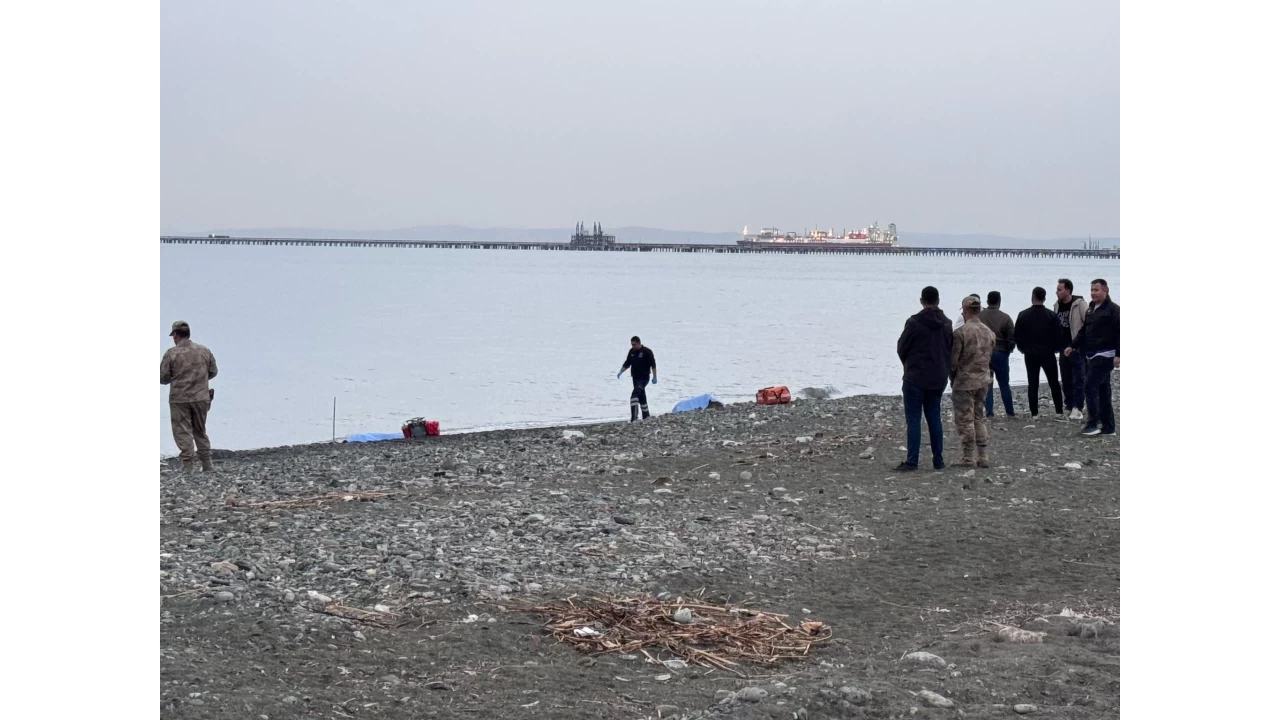 Jandarma personeli ile k�z arkada�� sahilde �l� bulundu