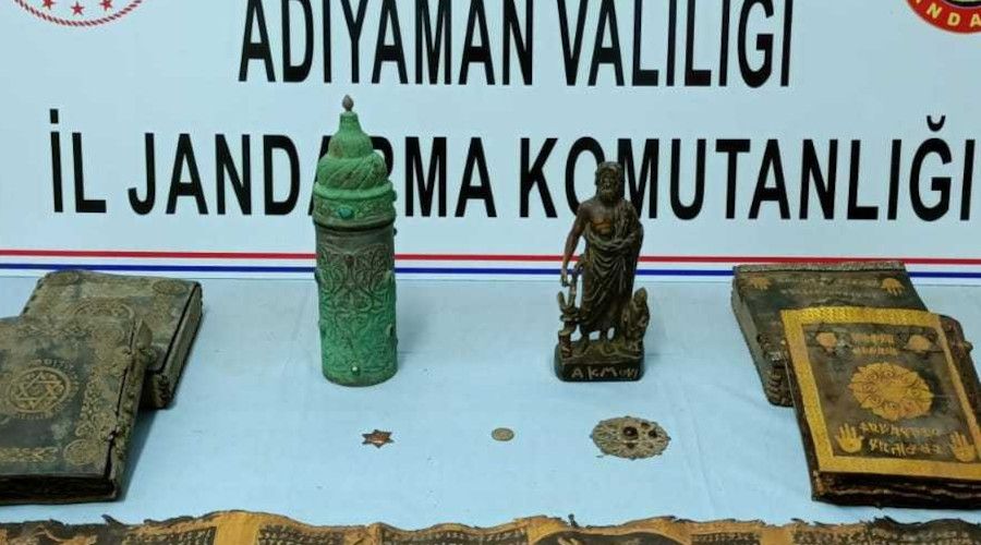 Jandarma tarihi eser niteliğinde kutsal kitap ele geçirdi