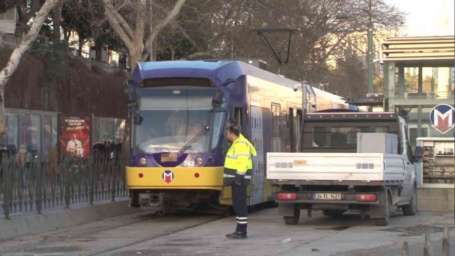 Kabataş'ta kaza yapan tramvay kaldırıldı