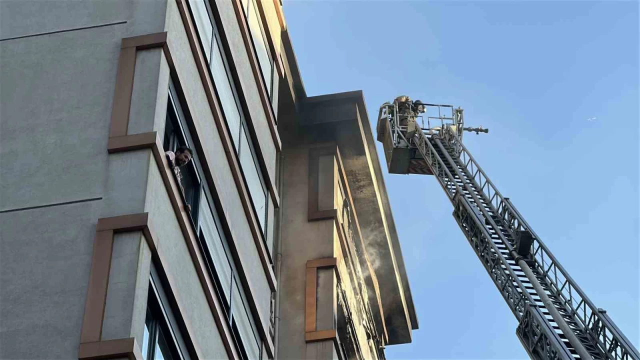 Kadıköy'de 8 katlı binada korkutan yangın