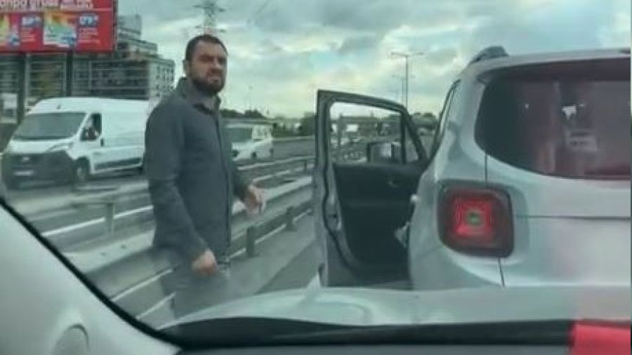 Kadın psikiyatrist trafikte dehşeti yaşadı