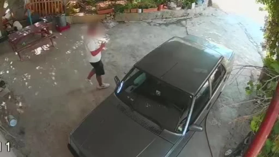 Kad�na ait otomobile sat�r ve b��akla zarar verdi