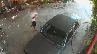 Kadına ait otomobile satır ve bıçakla zarar verdi