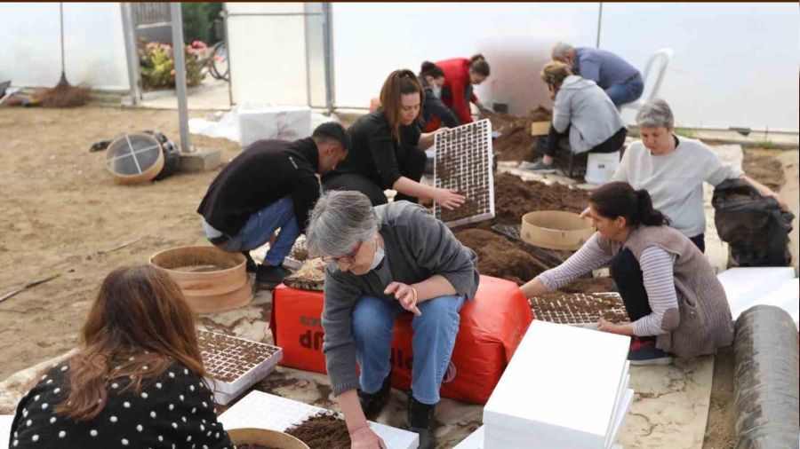 Kad�nlar�n ekti�i tohumlar, deprem b�lgesinde filizlenecek